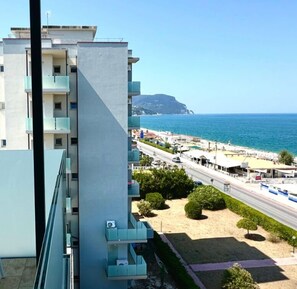 Outdoor dining - M413 - Marcelli, four-room beachfront apartment with view and private beach (Marcelli di Numana)