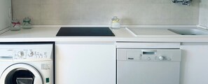 Een koelkast, een oven, een vaatwasser