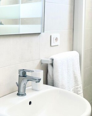 Een douche, een bidet, handdoeken