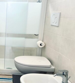 Doccia, bidet, asciugamani