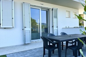 Outdoor dining - M411 - Marcelli, new three-room apartment with private courtyard (Marcelli)