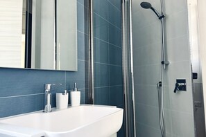 Douche, bidet, serviettes fournies