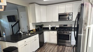 Microwave, oven, stovetop, dishwasher - Charming 3-bedroom house with AC, WiFi in fabulous Bethlehem (Bethlehem)