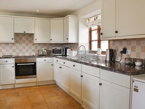 Oppvaskmaskin og høy barnestol