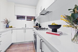 Køleskab, mikrobølgeovn, ovn, kogeplade