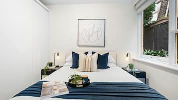 1 quarto, escrivaninha, ferros/tábuas de passar roupa, berço de viagem