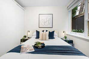 1 habitación, escritorio, tabla de planchar con plancha y cuna de viaje