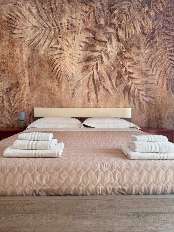 3 bedrooms, in-room safe, iron/ironing board, travel cot