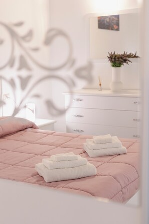 1 dormitorio, escritorio, tabla de planchar con plancha y cuna de viaje
