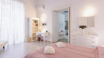 1 camera, una scrivania, ferro/asse da stiro, culla da viaggio