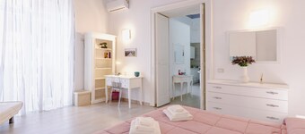 Spacious Loft with Park View - Cozy Retreat in the City Center