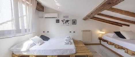 4 habitaciones, escritorio, tabla de planchar con plancha y wifi