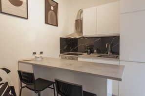 Kjøleskap, ovn, kokeplater og oppvaskmaskin