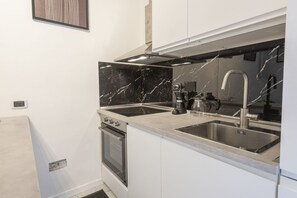 Kühlschrank, Ofen, Herdplatte, Geschirrspüler