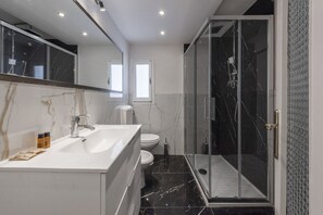 Shower, hair dryer, bidet, towels - Guelfa 51 apartment in Florence by Mmega (Florence)