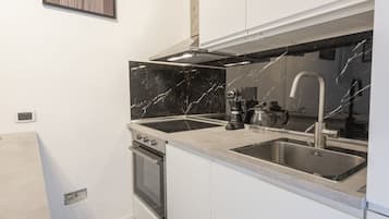 Frigorifero, forno, piano cottura, lavastoviglie