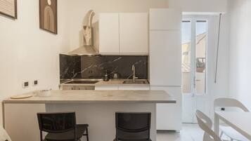 Réfrigérateur, four, plaque de cuisson, lave-vaisselle