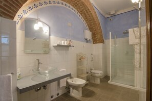 Shower, hair dryer, bidet, towels