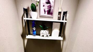 Dusj, hårføner, håndklær og såpe