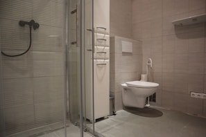 A modern bathroom with a glass shower enclosure, a toilet, and a towel rack. - Shining Room in Shared Apt.- Ideal for Long Stays (Vienna)