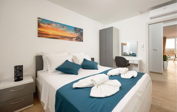 2 soverom, safe på rommet, strykejern/-brett og reiseseng for barn