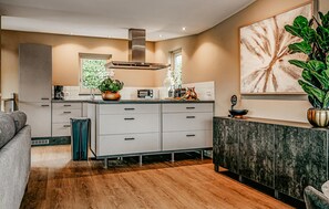 Jääkaappi, liesi, astianpesukone, kahvin-/teenkeitin