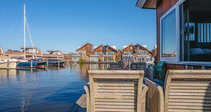 Lake front ship in Uitgeest with WiFi