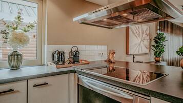 Een koelkast, een kookplaat, een vaatwasser