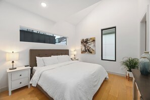 3 bedrooms, desk, WiFi, bed sheets