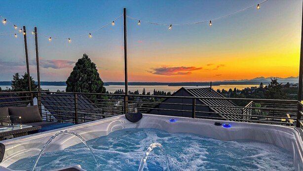 A hot tub with a view of the sunset and mountains. - Comfortable Home in the Heart of West Seattle (Seattle)