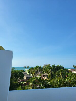 Utendørsbasseng, bassengtelt (inkludert) og bassengparasoller