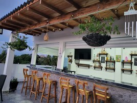 Bar junto a la piscina