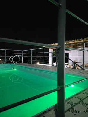 Outdoor pool, free pool cabanas, pool umbrellas - Hostal Casa Familiar Josi (Tolú)