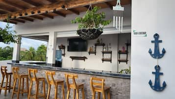 Bar im Pool