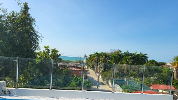 Piscina con vista su una zona residenziale e cielo sereno.