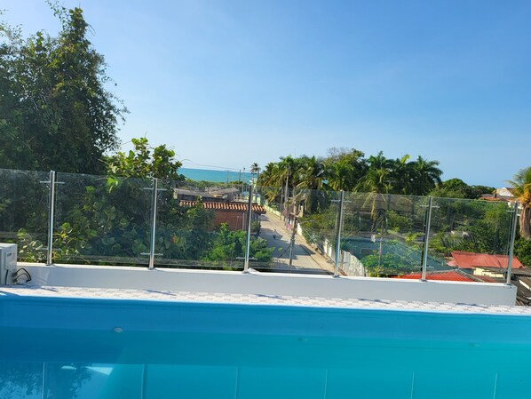 Una piscina al aire libre, camas de piscina gratis, sombrillas