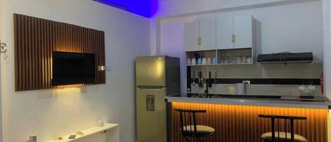 Kühlschrank, Mikrowelle, Herdplatte, Wasserkocher mit Kaffee-/Teezubehör