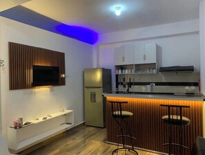 Een koelkast, een microgolfoven, een kookplaat