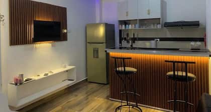 A 7 MINUTOS del Aeropuerto Las Américas SDQ. Moderno y Compacto Apartamento.