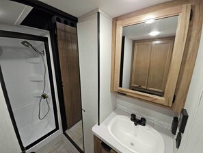 Douche, serviettes fournies, papier toilette