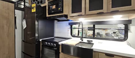 Frigorifero, microonde, forno, piano cottura