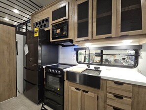 Réfrigérateur, micro-ondes, four, plaque de cuisson