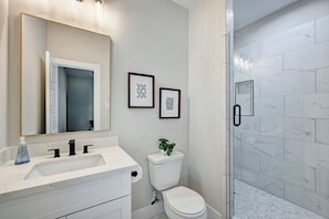 Shower, hair dryer, towels, soap - Modern HTX Apt: Free Wi-Fi, A/C, Full Kitchen, Free Parking (Houston)