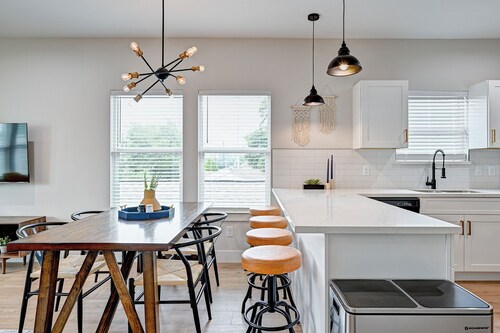 Modern HTX Apt: Free Wi-Fi, A/C, Full Kitchen, Free Parking