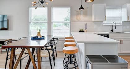 Modern HTX Apt: Free Wi-Fi, A/C, Full Kitchen, Free Parking