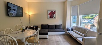 2 Bedroom flat in Manchester. Close to city centre and Heaton Park. 