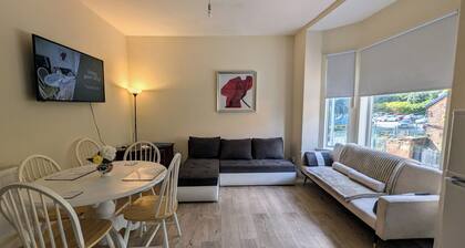 2 Bedroom flat in Manchester. Close to city centre and Heaton Park.