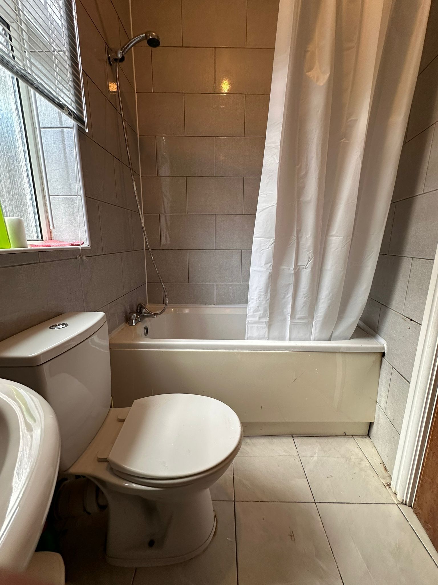 Haartrockner, Handtücher, Seife, Shampoo