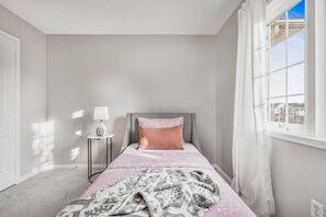 3 bedrooms, iron/ironing board, WiFi, bed sheets - Spacious Whitby Haven: 3BR Home + Parking (Whitby)