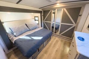 2 bedrooms, free WiFi, bed sheets - Canyon Lake Sunset Valley RV Resort (Canyon Lake)
